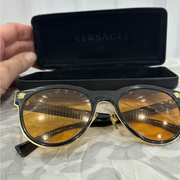Versace sunglasseses with glasses case, and box - Picture 5 of 9